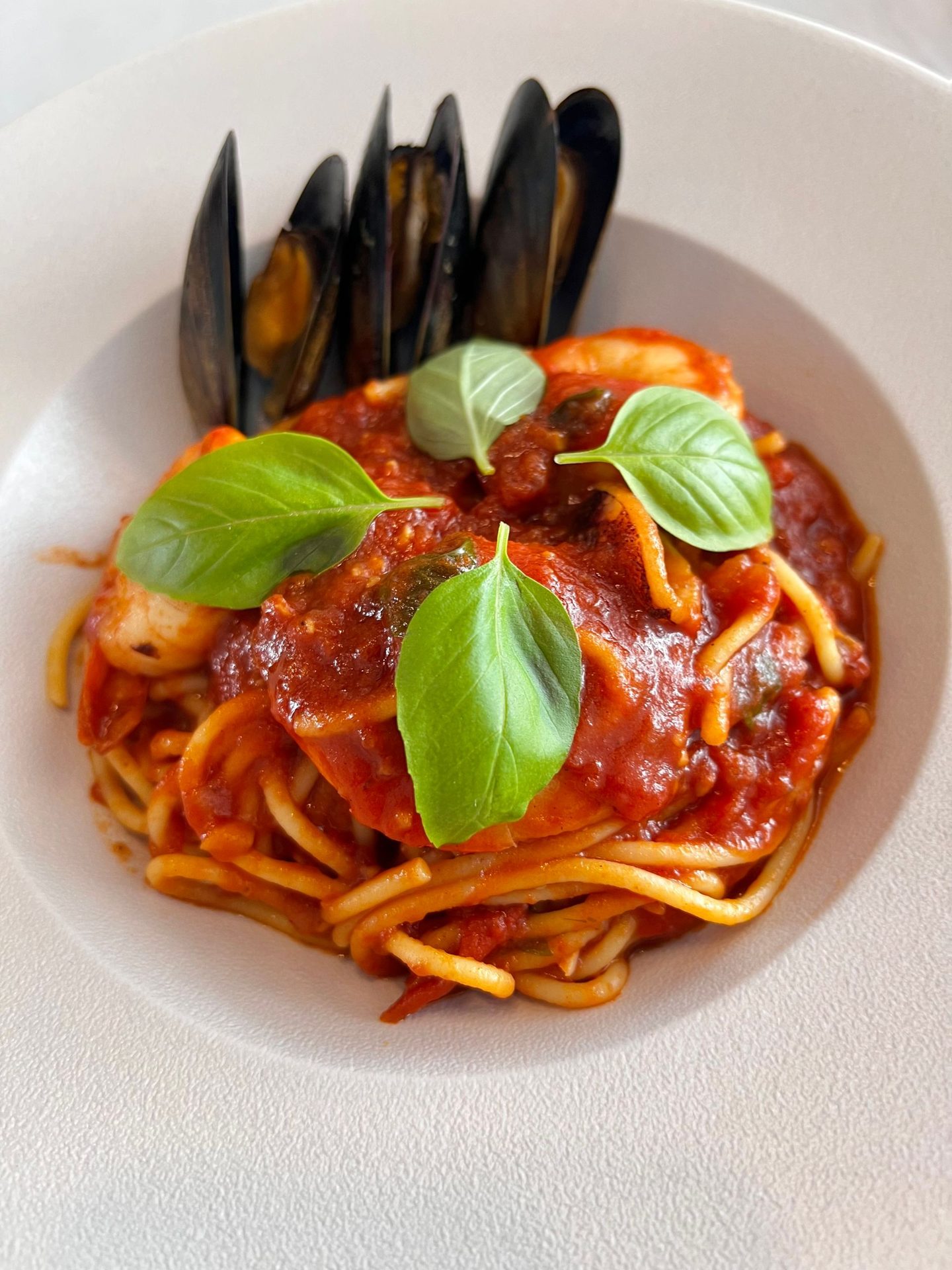 Spaghetti con cozze, pomodoro e basilico