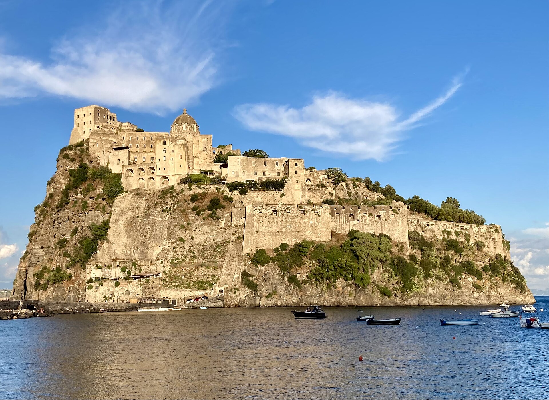 Il Castello Aragonese di Ischia Ponte sul suo isolotto