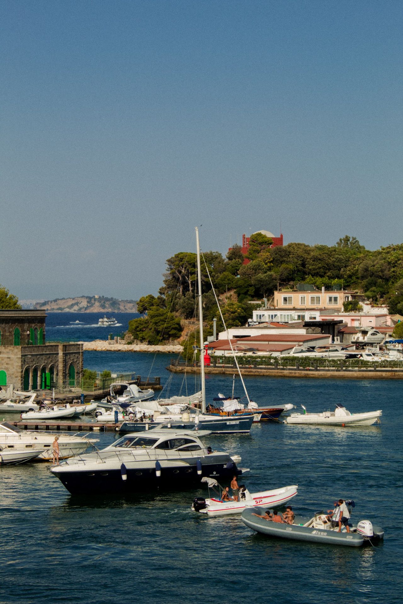 Barche e gommoni in movimento lungo la costa di Ischia